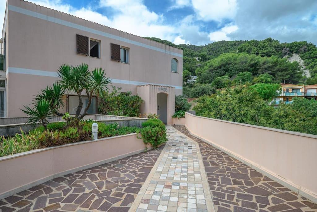 La Villa Julia - Calme - Spacieux - Parking Prive - Climatisation Menton Eksteriør billede